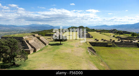 Eine Luftaufnahme des Grand Plaza am Monte Alban archäologische Stätte in der Nähe von Oaxaca-Stadt, Mexiko. Stockfoto