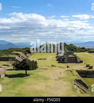 Eine Luftaufnahme des Grand Plaza am Monte Alban archäologische Stätte in der Nähe von Oaxaca-Stadt, Mexiko. Stockfoto