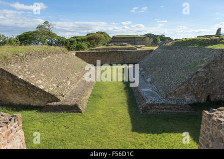 Der Ballspielplatz in Monte Alban archäologischen Stätte, Oaxaca, Mexiko. Stockfoto