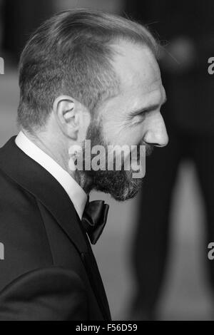 London, UK. 26.10.2015. Schauspieler Ralph Fiennes. CTBF Royal Film Performance, Welt-Premiere des neuen James Bond film "Spectre" in der Royal Albert Hall. Stockfoto