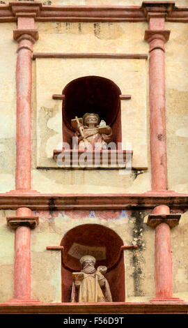 Eine detaillierte Ansicht der Elemente an der Fassade des Tempels und ex-Kloster von San Jeronimo in Tlacochahuaya, Oaxaca, Mexiko. Es Stockfoto