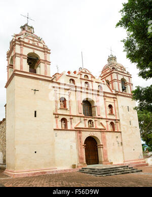 Eine Ansicht des Tempels und ex-Kloster von San Jeronimo in Tlacochahuaya, Oaxaca, Mexiko. Es wurde im 16. Jahrhundert erbaut. Der las Stockfoto