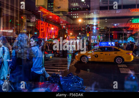 Reflexionen in einem Fenster, Times Square bei Nacht, Midtown Manhattan, New York City, Vereinigte Staaten von Amerika. Stockfoto