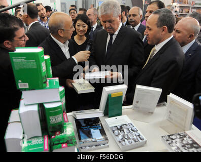 Algier, Algerien. 28. Oktober 2015. Algerian Prime Minister Abdelmalek Sellal (C) besucht die 20. International Book Fair von Algier (SILA) während seiner Einweihung in Algier, Algerien, 28. Oktober 2015. © Stringer/Xinhua/Alamy Live-Nachrichten Stockfoto