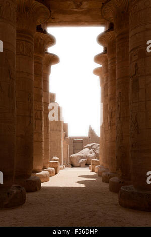 Blick durch Säulenhalle am Ramesseum, Leichenhalle Tempel von Ramses II am Westufer des Nils in Luxor, Ägypten Stockfoto