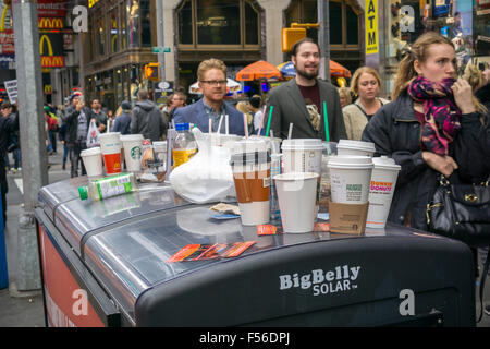 Trinken Sie Tassen und anderen Müll auf überquellenden Mülltonnen auf dem Times Square in New York auf Samstag, 24. Oktober 2015. (© Richard B. Levine) Stockfoto