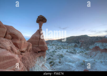 Fliegenpilze Unglücksbote Felsformation im südlichen Utah Grand Staircase Escalante National Monument. Stockfoto