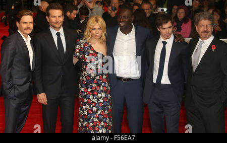 London, UK. 28. Oktober 2015. Schauspieler Daniel Brühl, Bradley Cooper, Sienna Miller, Omar Sy, Sam Keeley und Regisseur John Wells besucht "Verbrannten" Europäische Premiere im Vue West End, Leicester Square in London, Vereinigtes Königreich. Bildnachweis: Stills Presse/Alamy Live-Nachrichten Stockfoto