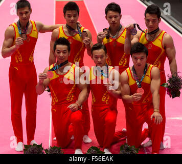 Glasgow, Schottland. 28. Oktober 2015. Abb. Künstlerische Gymnastik-Weltmeisterschaften. Tag sechs. Die chinesischen Männer Team darstellen und zeigen ihre Medaillen nach Erhalt die Bronze-Medaille in der Männer Team endgültig. Bildnachweis: Aktion Plus Sport/Alamy Live-Nachrichten Stockfoto