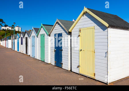 Farbenfrohe Strandhütten bei Goodrington Sands Torbay Devon England UK Europe Stockfoto