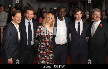 London, UK.  28. Oktober 2015. Daniel Brühl, Bradley Cooper, Sienna Miller, Omar Sy, Sam Keeley und John Wells besuchen die Europäische Premiere von "Burnt" VUE Leciester Square. Bildnachweis: Ferdaus Shamim/ZUMA Draht/Alamy Live-Nachrichten Stockfoto