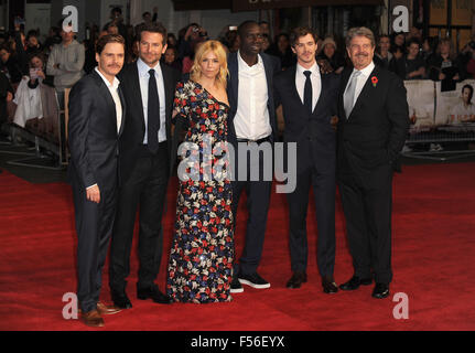 London, UK.  28. Oktober 2015. Daniel Brühl, Bradley Cooper, Sienna Miller, Omar Sy, Sam Keeley und John Wells besuchen die Europäische Premiere von "Burnt" VUE Leciester Square. Bildnachweis: Ferdaus Shamim/ZUMA Draht/Alamy Live-Nachrichten Stockfoto