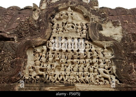 Alten Khmer Bas Relieffries der hinduistischen Götter. Wand der Tempel Angkor Wat. Stockfoto