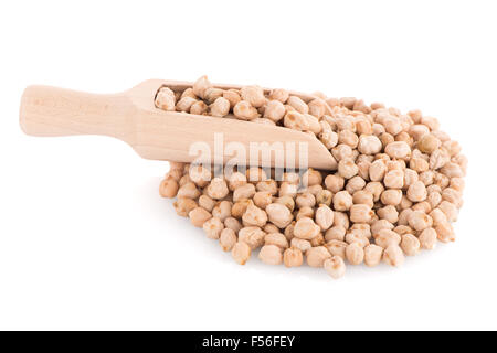 Ungekochte Kichererbsen und hölzerne Schaufel auf weißem Hintergrund. Stockfoto