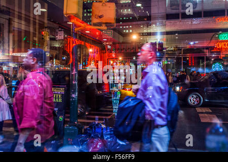 Reflexionen in einem Fenster, Times Square bei Nacht, Midtown Manhattan, New York City, Vereinigte Staaten von Amerika. Stockfoto