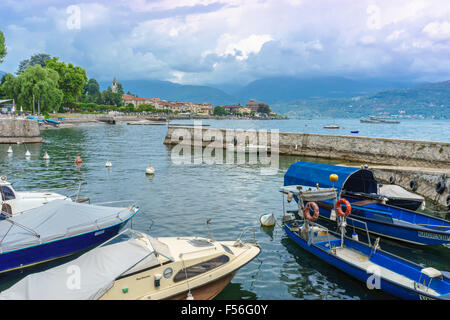 Boote sitzen in einem Hafen am Lago Maggiore im Sommer. Stockfoto