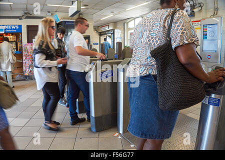 Passagiere mit Oyster Cards in Leyton u-Bahnstation Central Line, London England Vereinigtes Königreich UK Stockfoto