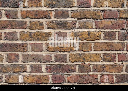 Wandtextur aus roten und gelben Backsteinen Stockfoto