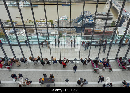 Besucher im Sky Garden an der Spitze der 20 Fenchurch Street, Walkie Talkie Wolkenkratzer, London England Vereinigtes Königreich UK Stockfoto