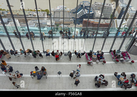 Blick von der Sky Garden an der Spitze der 20 Fenchurch Street, Walkie Talkie Wolkenkratzer, London England Vereinigtes Königreich UK Stockfoto