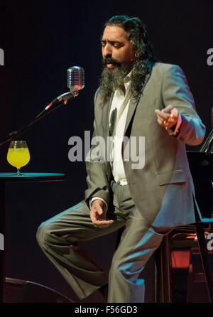 Malmö, Schweden. 28. Oktober 2015. Diego el Cigala (2) Diego el Cigala, Konzert der berühmten Flamenco-Sänger singt während seiner ersten jemals in Malmö. Bildnachweis: Tommy Lindholm/Pacific Press/Alamy Live-Nachrichten Stockfoto