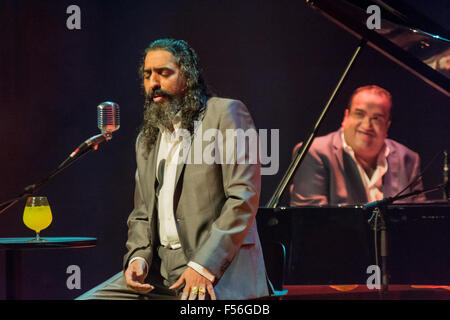 Malmö, Schweden. 28. Oktober 2015. Diego el Cigala (3) Diego el Cigala, Konzert der berühmten Flamenco-Sänger singt während seiner ersten jemals in Malmö. Bildnachweis: Tommy Lindholm/Pacific Press/Alamy Live-Nachrichten Stockfoto