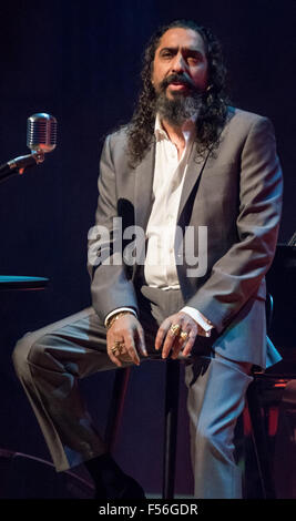 Malmö, Schweden. 28. Oktober 2015. Diego el Cigala (12) Diego el Cigala, Konzert der berühmten Flamenco-Sänger singt während seiner ersten jemals in Malmö. Bildnachweis: Tommy Lindholm/Pacific Press/Alamy Live-Nachrichten Stockfoto