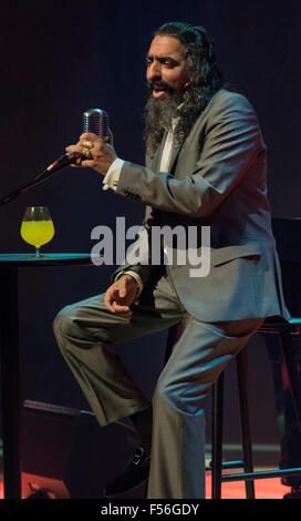 Malmö, Schweden. 28. Oktober 2015. Diego el Cigala (11) Diego el Cigala, Konzert der berühmten Flamenco-Sänger singt während seiner ersten jemals in Malmö. Bildnachweis: Tommy Lindholm/Pacific Press/Alamy Live-Nachrichten Stockfoto