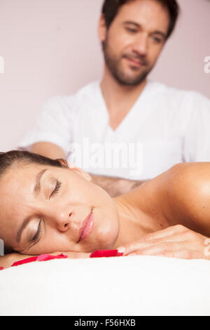 Hübsche Frau, Erhalt einer Relax-massage Stockfoto