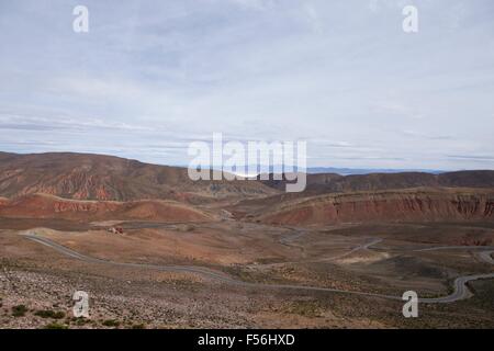 Blick auf die Salinas Grandes aus den Bergen Humahuaca 4.000 Meter über dem Meeresspiegel, Nördliches Argentinien Stockfoto