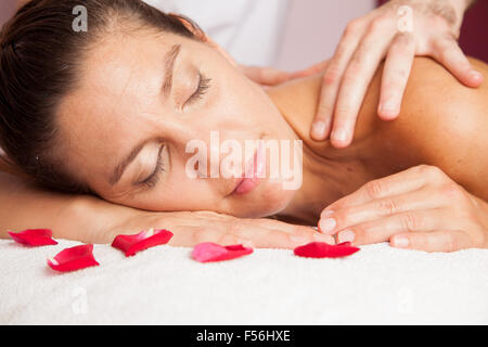 Hübsche Frau, Erhalt einer Relax-massage Stockfoto