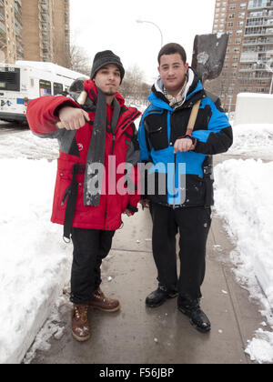 Junge Männer suchen Arbeit Schaufeln Schnee nach einem Schneesturm im Abschnitt Coney Island von Brooklyn, New York, 2011. Stockfoto