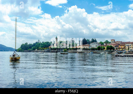 Ein Segelboot im Hafen von Ascona, Tocino am Lago Maggiore. Stockfoto