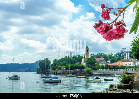 Blumenrahmen von Ascona, Tocino und Hafen am Lago Maggiore. Stockfoto