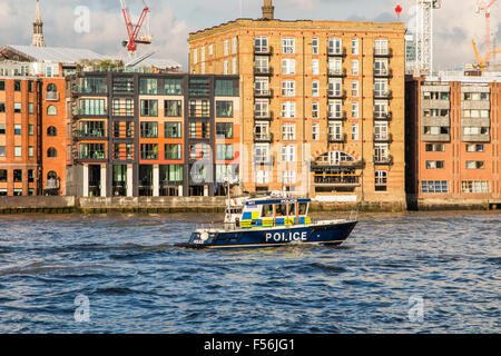 Marine Polizei oder Thames River Police Boot auf der Themse vorbei Samuel Pepys Pub in dem Flussufer, London, UK an einem sonnigen Tag Stockfoto