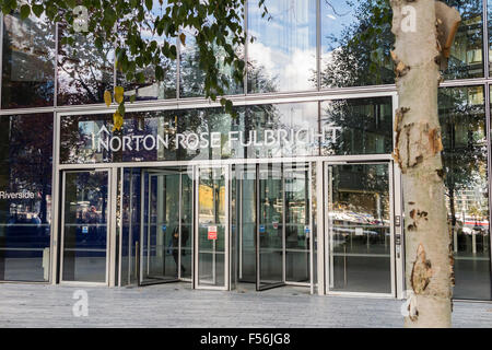 Eingang zu den Büros der internationalen Anwaltskanzlei Norton Rose Fulbright LLP in modernen Glasbau bei 3 mehr London Riverside, Southwark, London SE1 Stockfoto