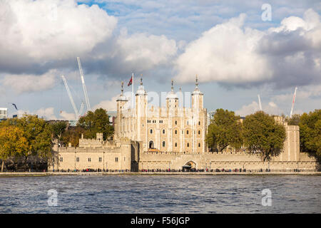 Iconic Tower von London, White Tower und des Verräters Tor, betrachtet über die Themse, City of London, UK, führende touristische Attraktion an sonnigen Tag Stockfoto