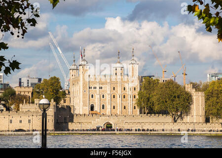 Iconic Tower von London, White Tower und des Verräters Tor, betrachtet über die Themse, City of London, UK, führende touristische Attraktion an sonnigen Tag Stockfoto