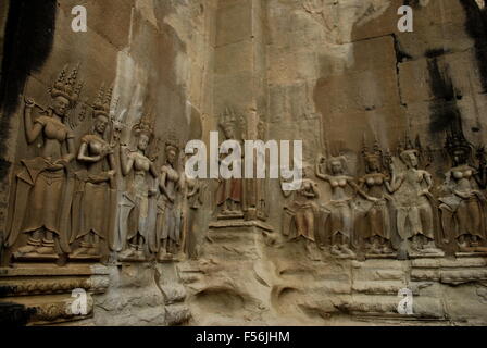 Wand Relief Devatas in Angkor Wat Tempel in Siem Reap, Kambodscha. UNESCO-Weltkulturerbe. Stockfoto