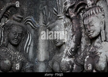 Wand Relief Devatas in Angkor Wat Tempel in Siem Reap, Kambodscha. UNESCO-Weltkulturerbe. Stockfoto