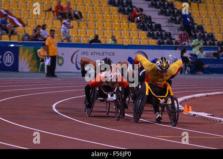 Doha, Katar. 28. Oktober 2015. Event-Übersicht - Herren 800m T54 - Runde 1 Hitze 1 bis 4 auf 2015 IPC Leichtathletik-WM in Doha, Katar. Insgesamt 16 bei Credit: Ionel Sorin Furcoi/Alamy Live News Stockfoto