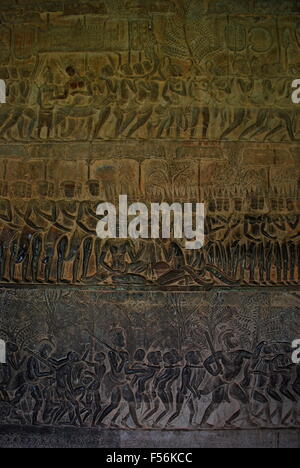 Alten Khmer Bas Wand Reliefschnitzen. Tempel von Angkor Wat, Siem Reap, Kambodscha. Stockfoto