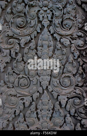 Alten Khmer Bas Relief Wand Schnitzen mit komplizierten Details. Tempel von Angkor Wat, Siem Reap, Kambodscha. Stockfoto