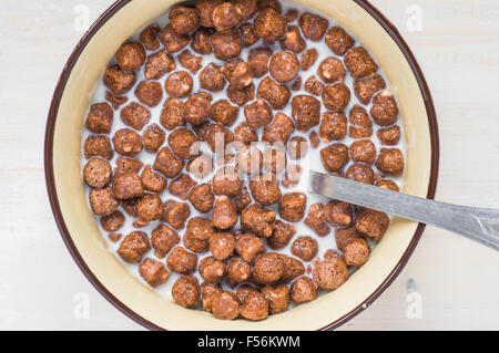 Frühstück mit Schokoladenflocken und Milch-Draufsicht Stockfoto