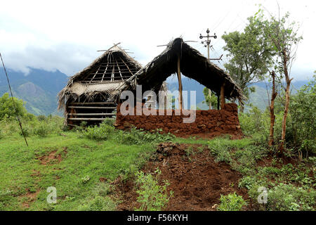 Ein Schuppen Haus für landwirtschaftliche Zwecke gemacht mit Schlamm und Palm Blätter Stockfoto