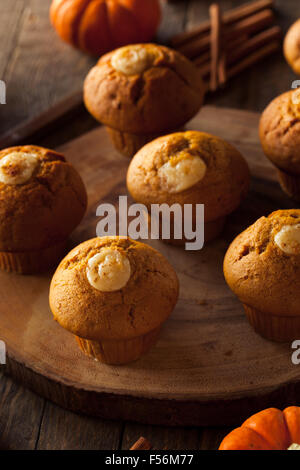 Hausgemachte Kürbis-Gewürz-Muffins mit Frischkäse Frosting Stockfoto