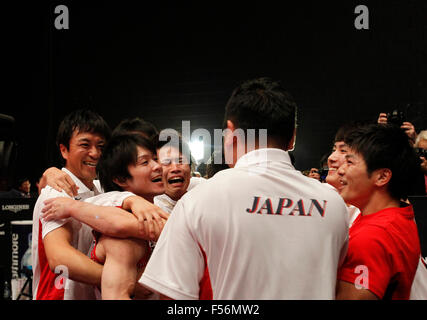 Glasgow, Großbritannien. 28. Oktober 2015. Turner von Japan reagieren nach dem Gewinn der Männer-Team-Finale bei der 46. Künstlerische Gymnastik-Weltmeisterschaften in Glasgow, Schottland, Großbritannien, 28. Oktober 2015. Japan nahm die Goldmedaille mit einem Score von 270,818 Punkten. Bildnachweis: Han Yan/Xinhua/Alamy Live-Nachrichten Stockfoto