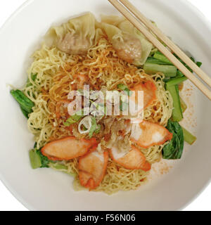 chinesische Eiernudeln mit roten Schweinefleisch in heiße Suppe Stockfoto