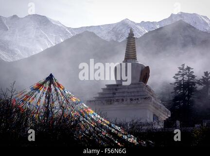 Kangding. 28. Oktober 2015. Eine buddhistische Pagode ist am Hailuogou Gletscher Wald Nationalpark im Südwesten der chinesischen Provinz Sichuan, 28. Oktober 2015 gesehen. Glacier Nationalpark Hailuogou (Conch Gully) ist 319 Kilometer von der Provinzhauptstadt Chengdu. Gletscher hier sind typische moderne marine-Gletscher, die selten in niedrigen breiten Plätzen oder in geringer Höhe. Bildnachweis: Wang Song/Xinhua/Alamy Live-Nachrichten Stockfoto