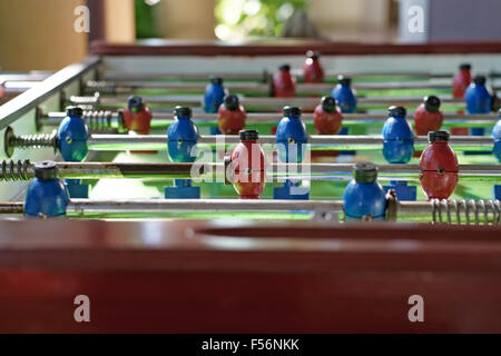 Tisch-Fußballspiel mit roten und blauen Spieler Stockfoto